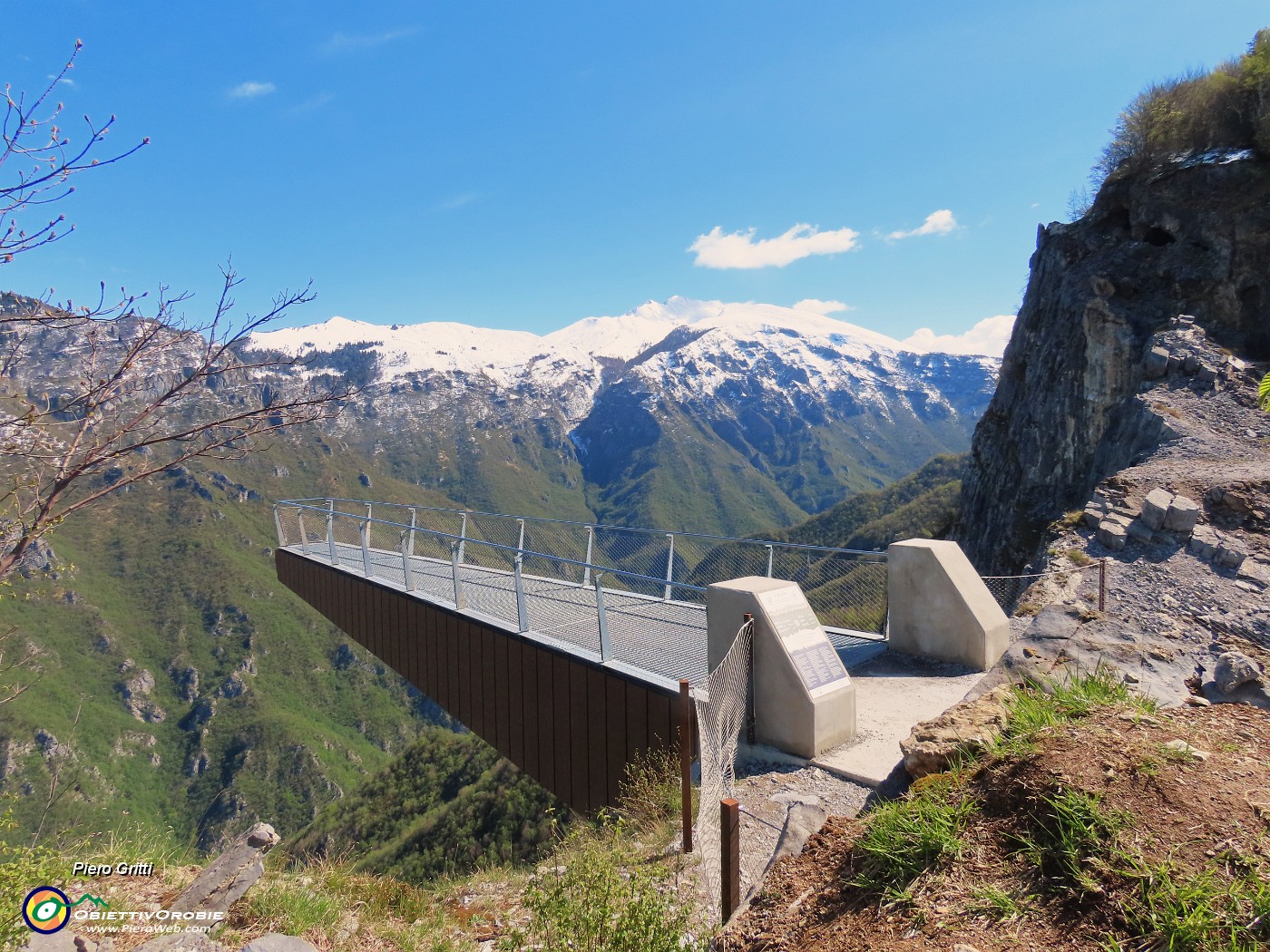 25 'Il Becco' di Dossena  si protende per 16 m nel vuoto , ancorato sulla sommità di  una falesia verticale di circa 150 m.JPG